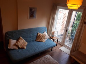 Televisor, reproductor de DVD, llibres i videoteca