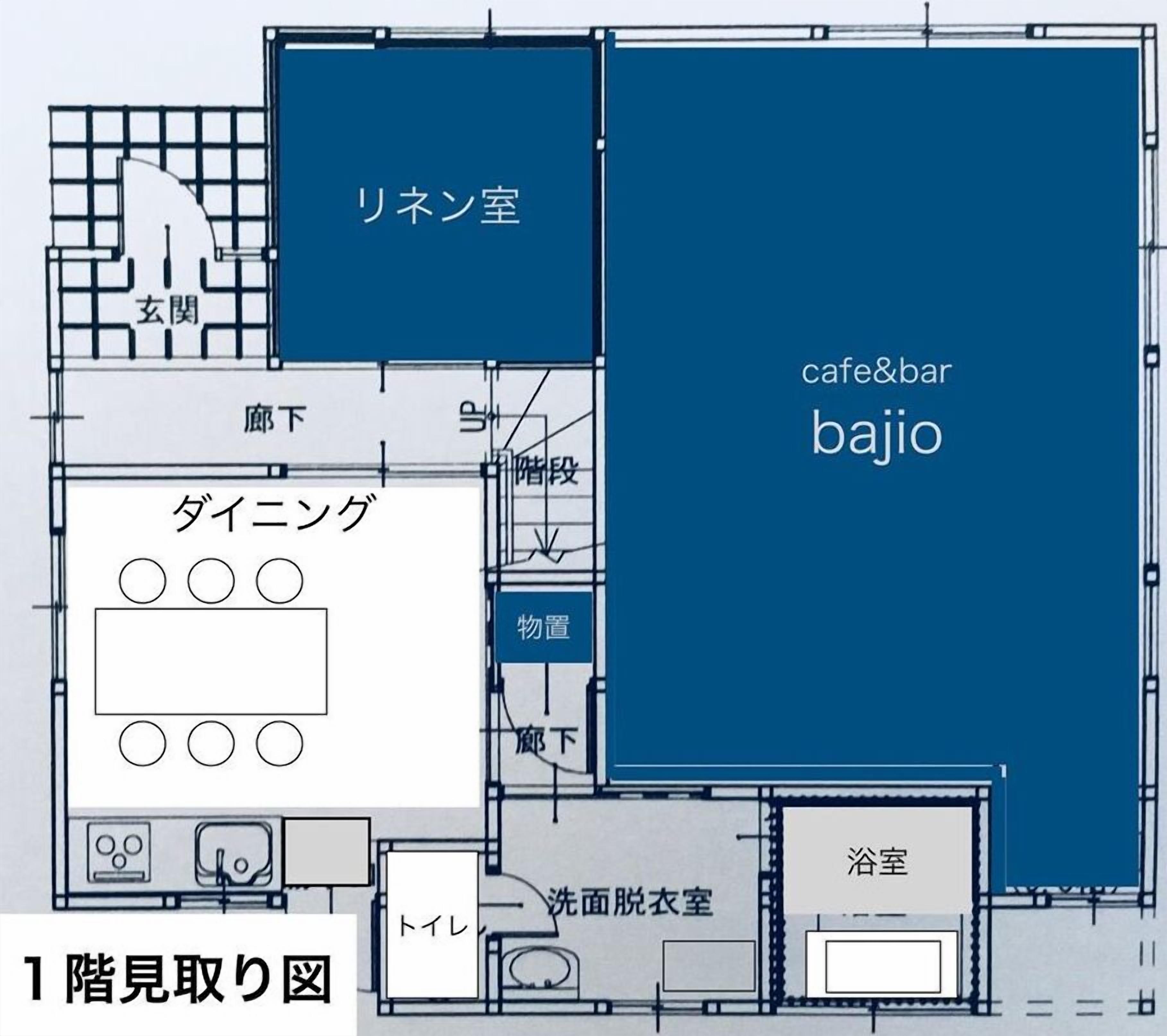 Plano de un hotel que muestra un comedor, un salón, un café-bar, un baño y un inodoro.