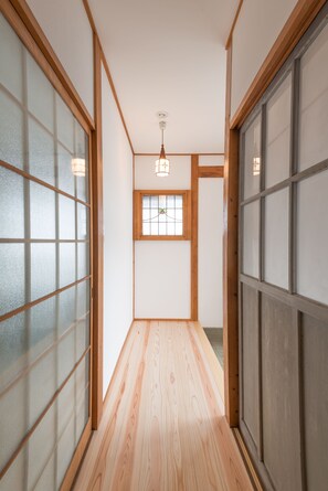 Hallway - Suikomareso (Hita)