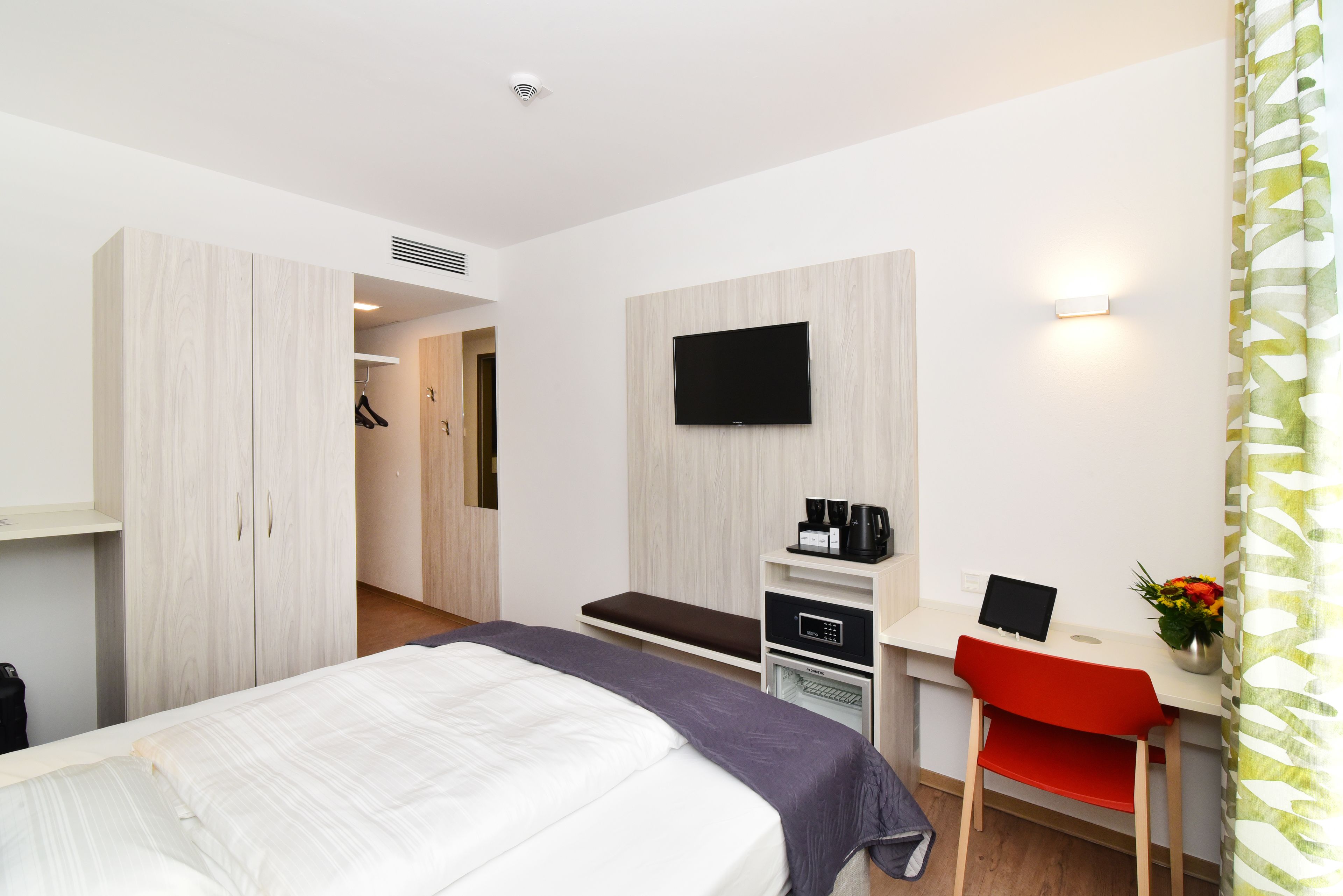 business double room | 1 bedroom, hypo-allergenic bedding, in-room safe, desk