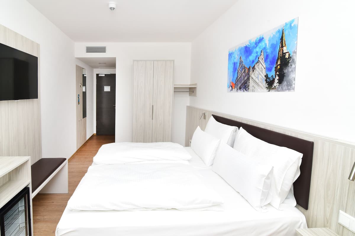 premium double room | 1 bedroom, hypo-allergenic bedding, in-room safe, desk