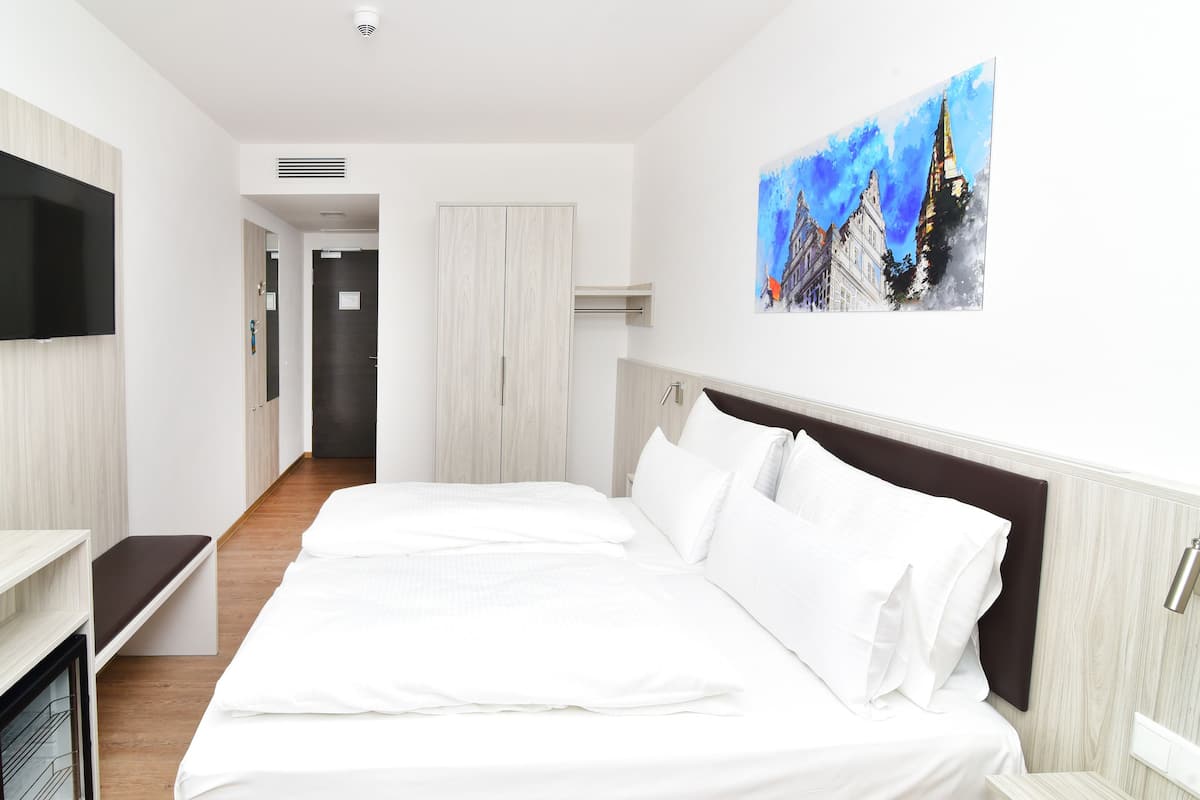 1 bedroom, hypo-allergenic bedding, in-room safe, desk