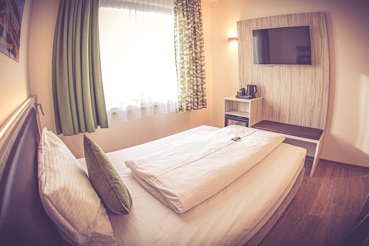 Habitación Business doble | 1 dormitorio, ropa de cama hipoalergénica, caja fuerte y escritorio
