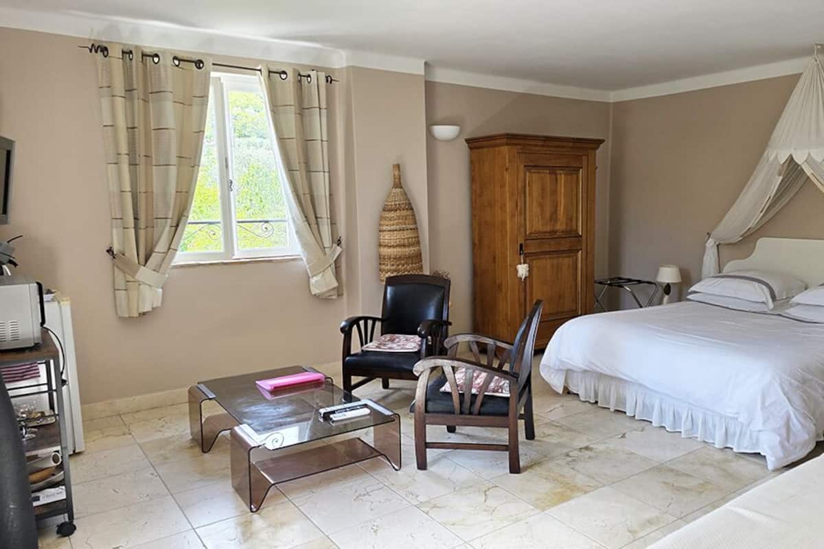 Quarto casal conforto, banheiro privativo, vista para a piscina | Wi-Fi de cortesia