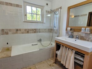 Comfort Double Room, Private Bathroom, Pool View | Bathroom - L'escale Provencale (Tourrettes)