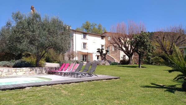 المنشأة من الخارج