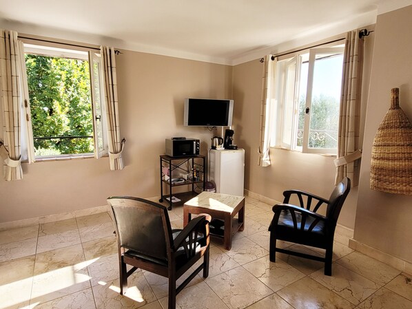 Comfort Double Room, Private Bathroom, Pool View | 1 bedroom, premium bedding, individually decorated - L'escale Provencale (Tourrettes)