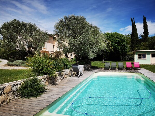 حمّام سباحة خارجي، مقاعد للتشمس