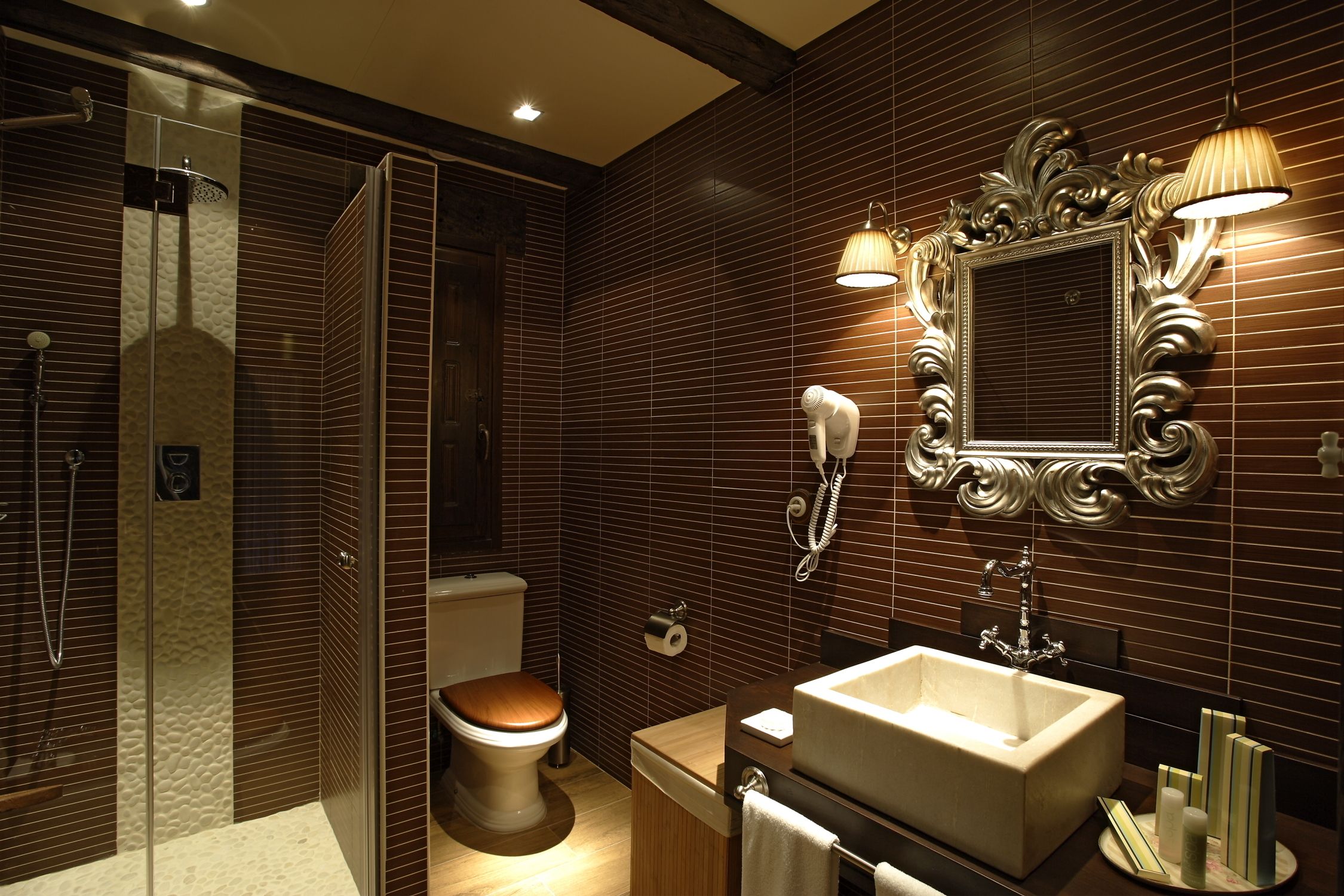 Regadera, amenidades de baño gratuitas, secadora de cabello, toallas 