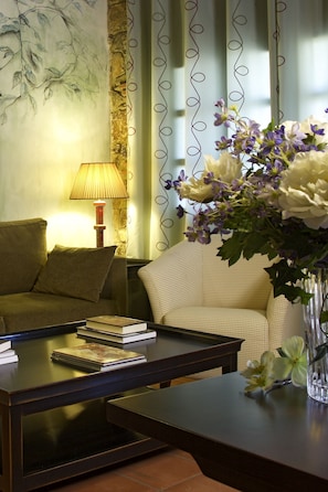 Familie loft, terras, uitzicht op bergen | Woonruimte | Een 22-inch flatscreentelevisie met digitale zenders en televisie