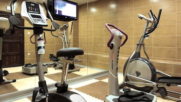 Ein Fitnessraum mit Ergometer, Laufband und Rudergerät.