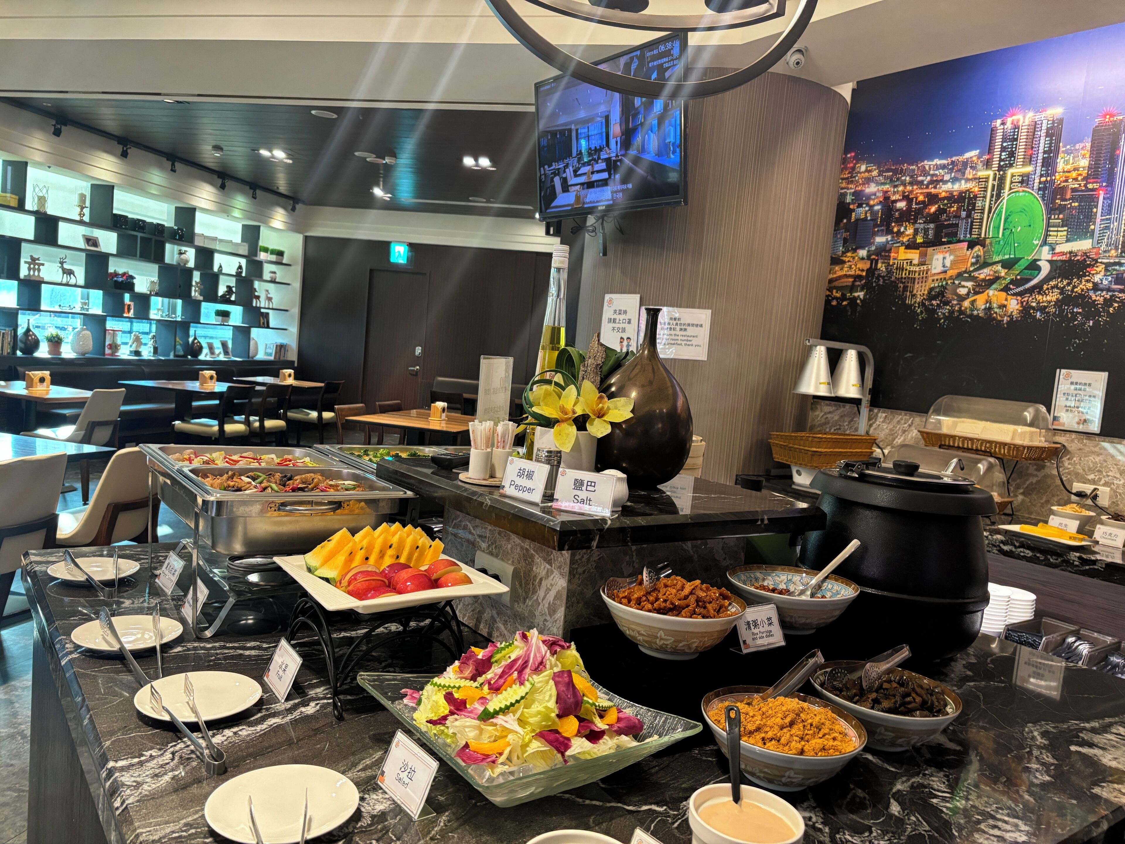 Daily self-serve breakfast (TWD 250 per person)