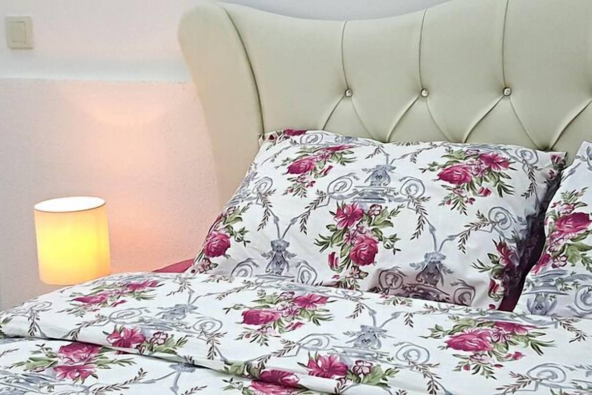 1 Schlafzimmer, Schreibtisch, Bügeleisen/Bügelbrett