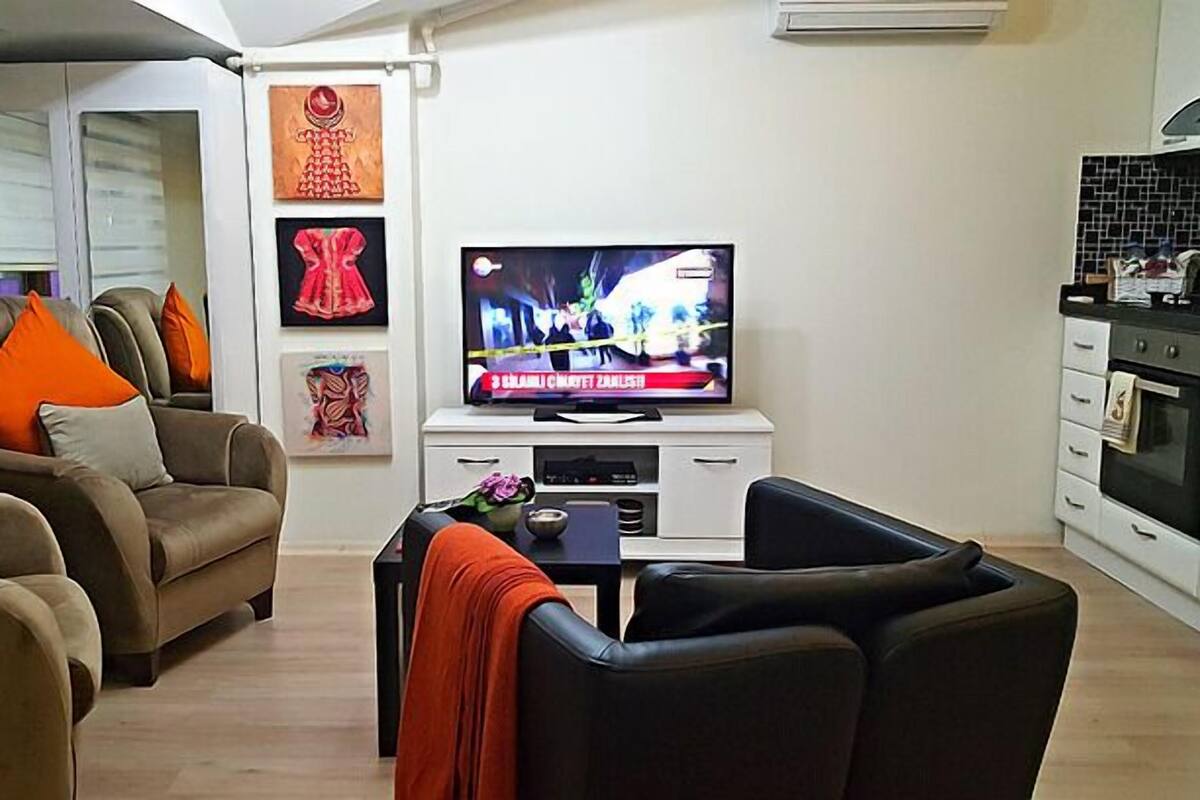 Deluxe-Apartment, 1 Schlafzimmer, Balkon (Apartment 15) | Wohnzimmer | LED-Fernseher