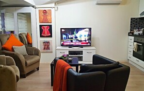Deluxe-Apartment, 1 Schlafzimmer, Balkon (Apartment 15) | Wohnzimmer | LED-Fernseher