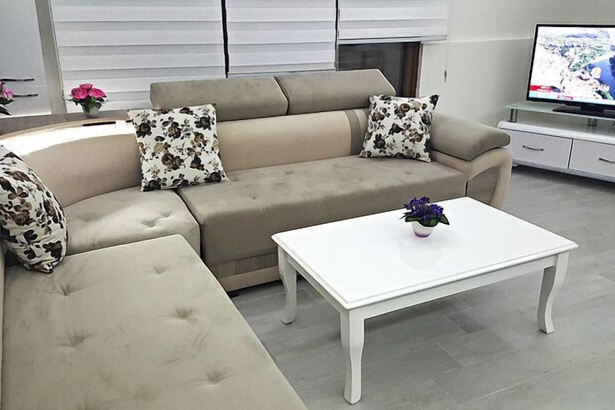 Deluxe-Suite, 1 Schlafzimmer (Apartment 2) | Wohnzimmer | LED-Fernseher