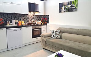 Deluxe-Suite, 1 Schlafzimmer (Apartment 2) | Wohnzimmer | LED-Fernseher