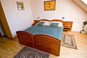 客房内保险箱、办公桌、遮光窗帘、免费 WiFi