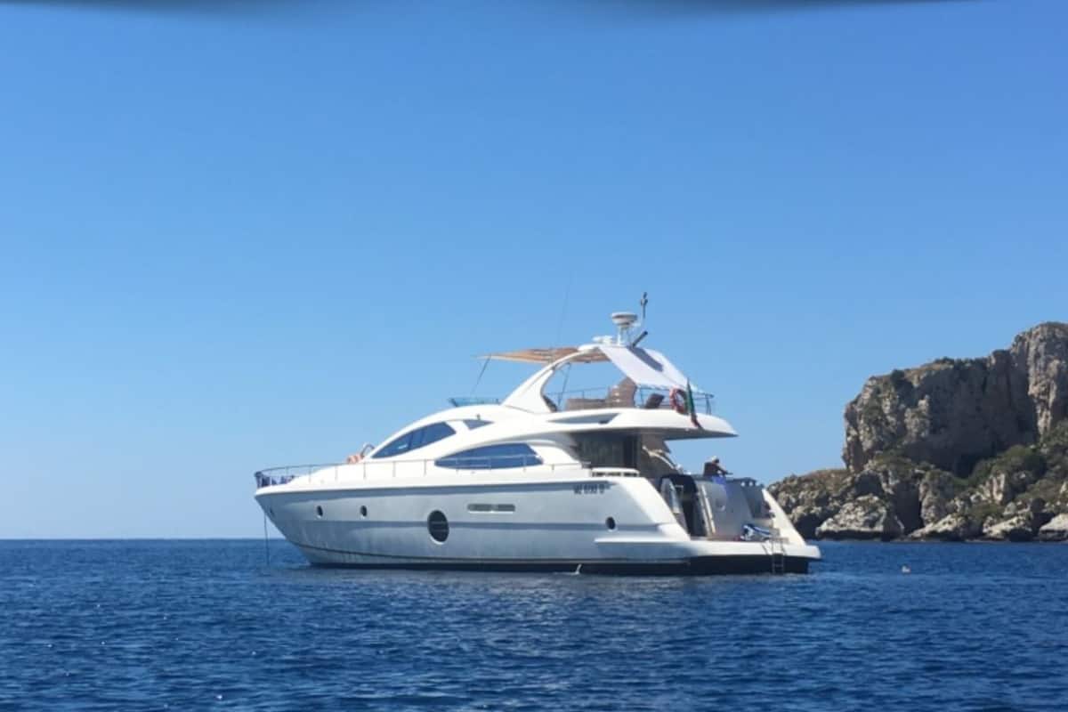 Yacht 64 | SÀngtillbehör av högsta kvalitet, skrivbord och strykjÀrn/strykbrÀda