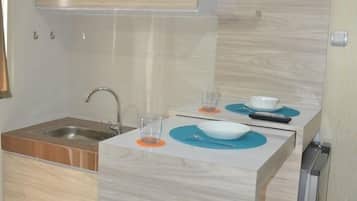 Studio | Private kitchenette | Fridge, stovetop, electric kettle, cookware/dishes/utensils