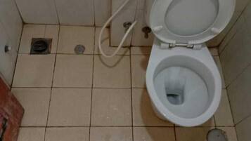 Studio | Badezimmer | Dusche, kostenlose Toilettenartikel, Handtücher