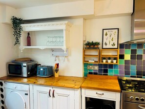 Køleskab, mikrobølgeovn, brødrister, køkkentøj/tallerkener/redskaber