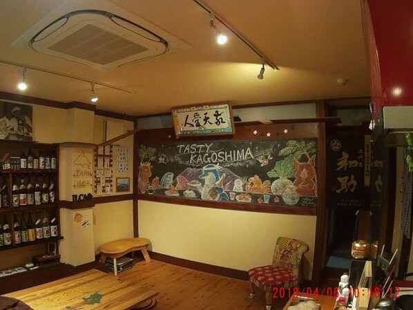 Bar (on property) - KAGOSHIMA ILCA GUEST HOUSE - Hostel (Kagoshima)