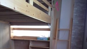 A bunk bed with a ladder, a small shelf, and a box labeled "Gek." - KAGOSHIMA ILCA GUEST HOUSE - Hostel (Kagoshima)