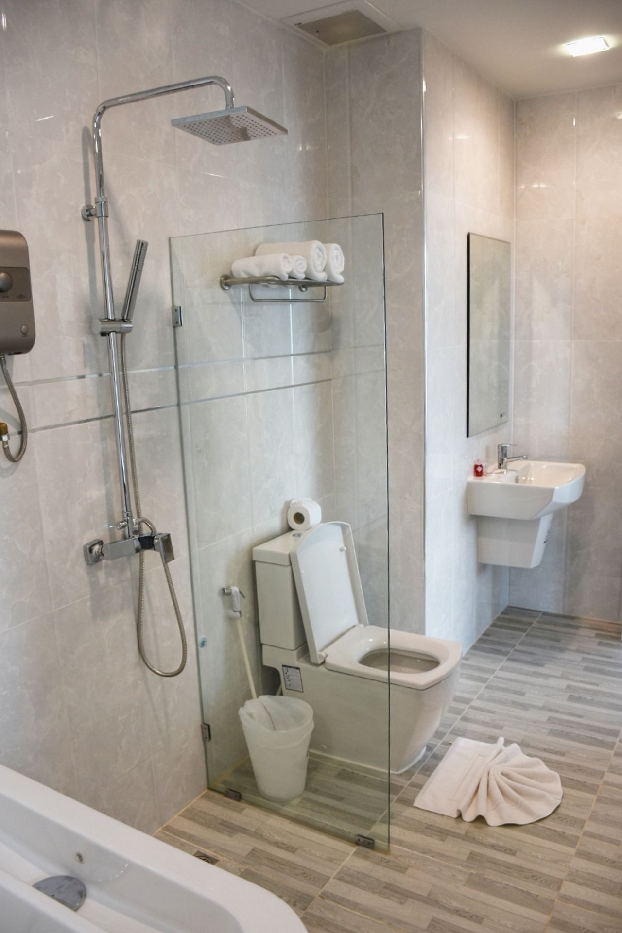 deluxe suite | bathroom | shower, free toiletries, hair dryer, towels