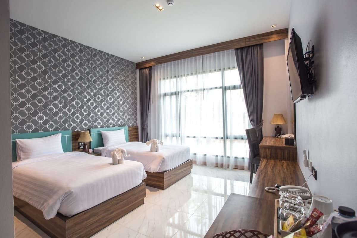 Superior Twin Room | Minibar, blackout drapes, iron/ironing board, rollaway beds