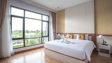 Minibar, rideaux occultants, fer et planche à repasser