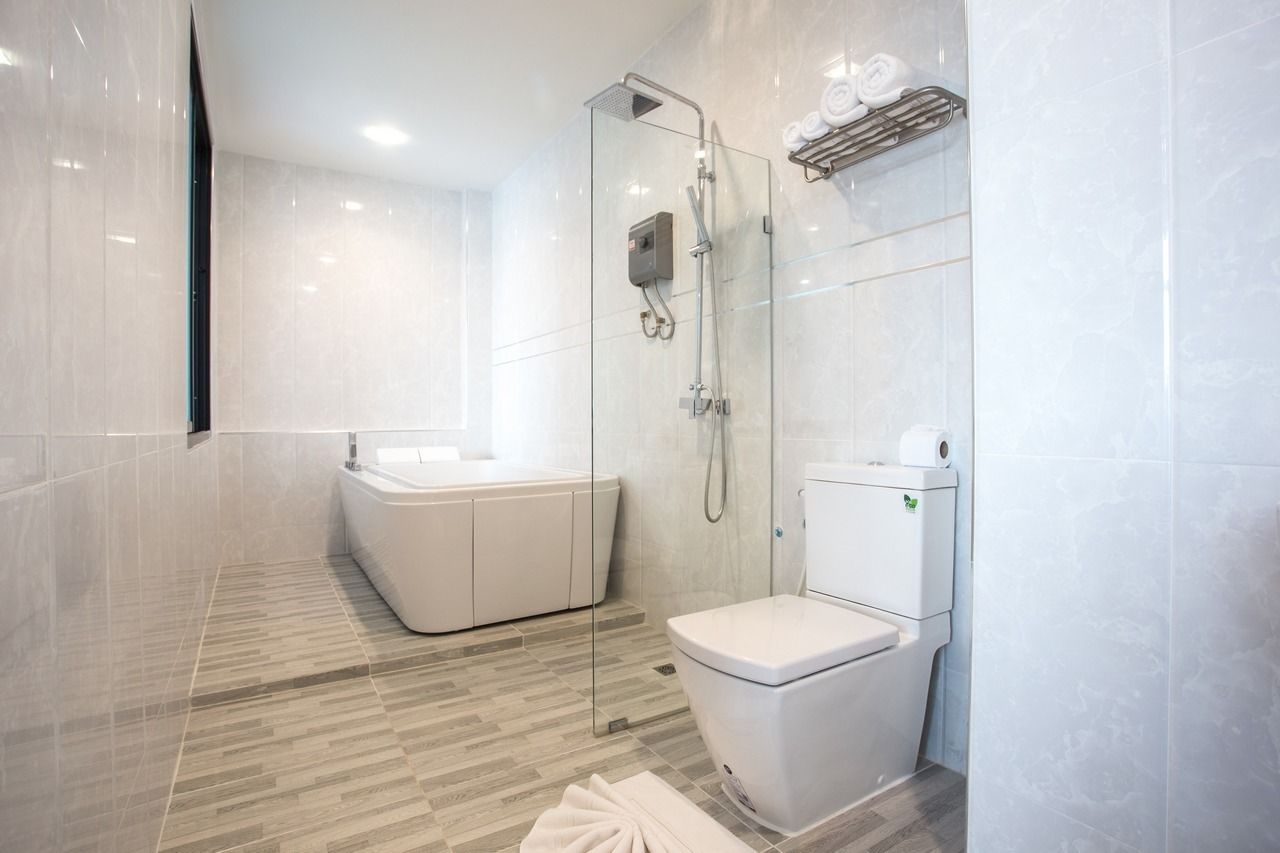 grand deluxe suite | bathroom | shower, free toiletries, hair dryer, towels