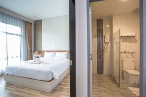 Deluxe Suite | Minibar, blackout curtains, iron/ironing board, rollaway beds