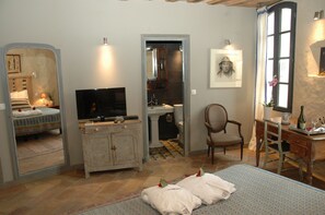 Double or Twin Room (Bulle) | Premium bedding, individually decorated, individually furnished, desk - La Casa de Boulbon (Boulbon)