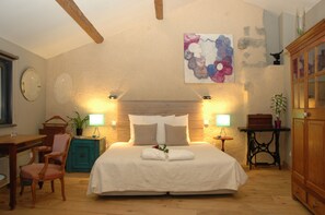 Premium bedding, individually decorated, individually furnished, desk - La Casa de Boulbon (Boulbon)