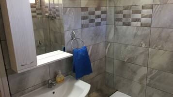 Family House, Sea View | Bathroom | Combined shower/tub, towels