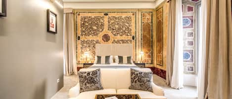 Suite Deluks | 1 kamar tidur, seprai premium, selimut bulu angsa, dan minibar