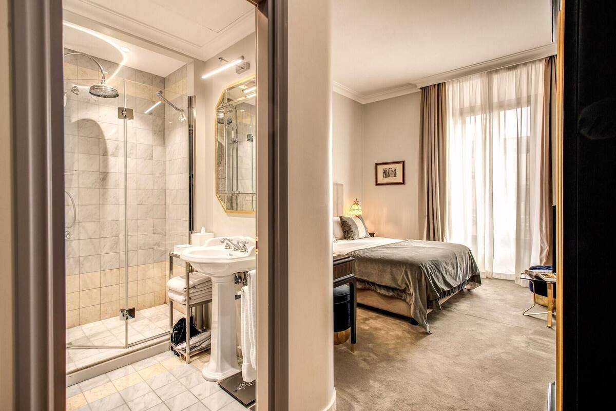 Premium bedding, down comforters, minibar, in-room safe
