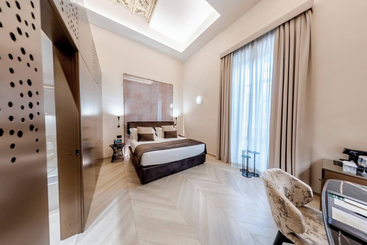Premium bedding, down comforters, minibar, in-room safe