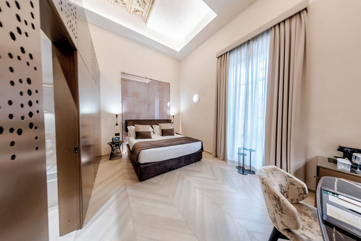 Premium bedding, down comforters, minibar, in-room safe