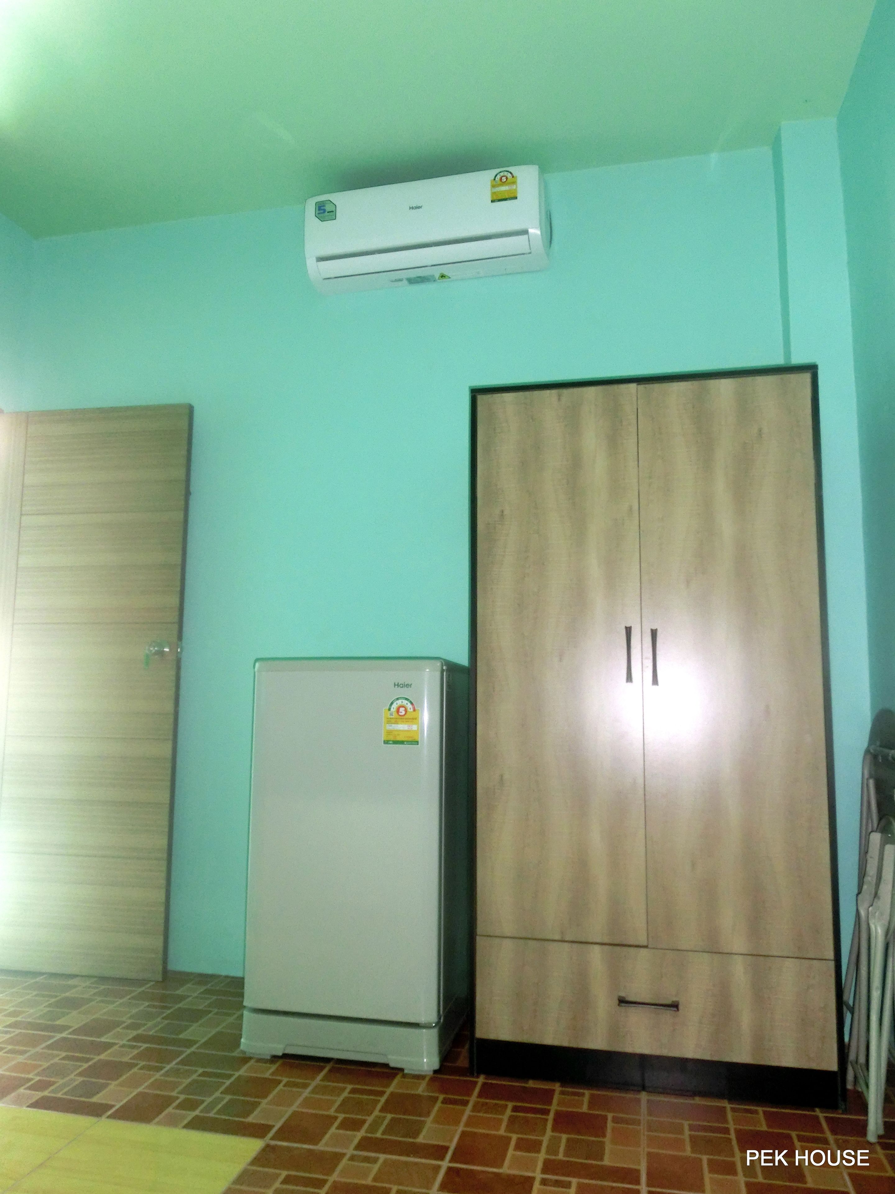 Escritorio, cortinas blackout, sistema de insonorización y wifi gratis 