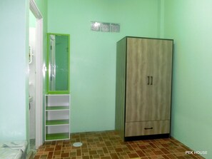 Desk, blackout curtains, soundproofing, free WiFi - Pek House (Phuket)