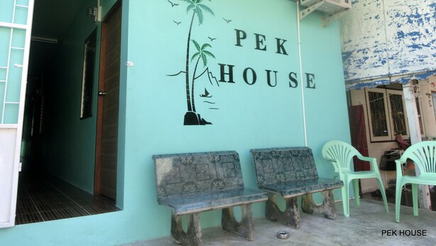 Pared exterior color turquesa con el texto