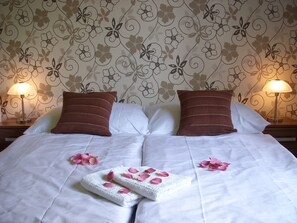 Dobbelt- eller tomannsrom – deluxe | Skrivebord, barnesenger (inkludert), wi-fi (inkludert) og sengetøy