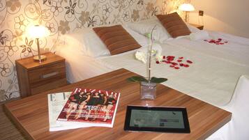 Deluxe Double or Twin Room | Desk, free cribs/infant beds, free WiFi, bed sheets
