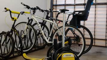 Ett garage med cyklar och en gul KÄRCHER-cykelpump.