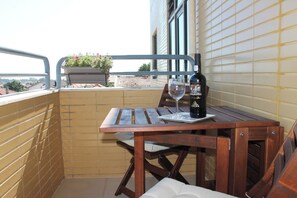 Outdoor dining - City Beach | Oasis with PoolandTennis Court (Vila Nova de Gaia)