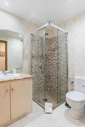 Amenidades de baño ecológicas, secadora de cabello, toallas, jabón 