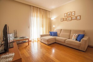TV connectée, livres, chaîne hi-fi
