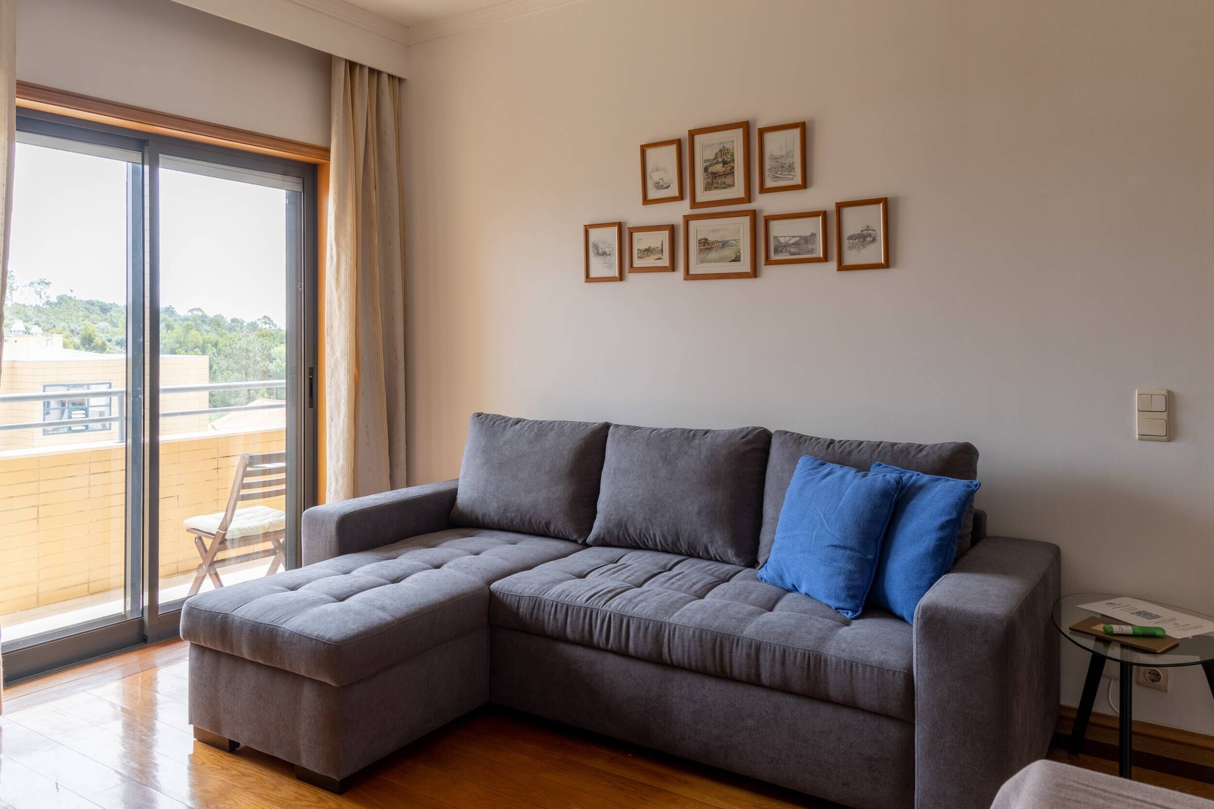 Una Smart TV, libros, un reproductor estéreo